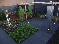 Aanleg strakke tuin met waterwand van zink
